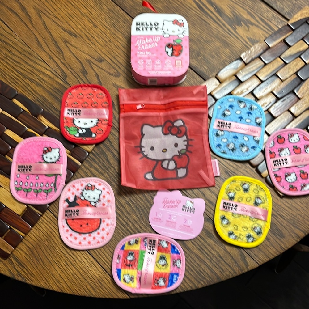 Make up eraser, including waterproof mascara. Hello Kitty.